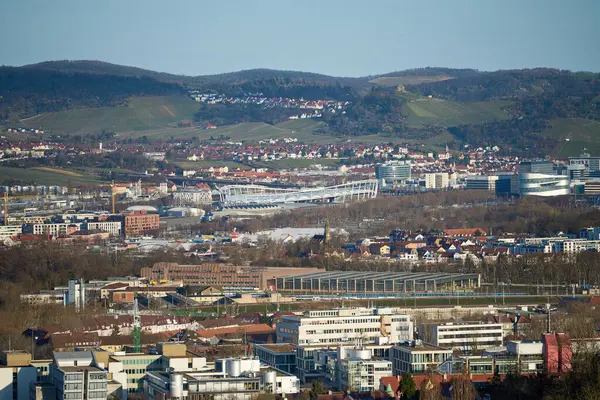 Stuttgart, Almanya 20 Mai 2025. Stuttgart 'taki MHP Arena futbol stadyumunun en üst manzarası. Stuttgart 'ta kentsel gelişimle çevrili bir futbol stadyumu.
