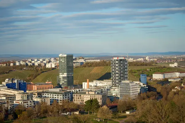 Stuttgart, Almanya 20 Mai 2025. Stuttgart 'taki spiral demir kule. Sarmal bir metal merdiven parlak mavi bir gökyüzüne yükselir ve dingin bir arka plana karşı modern bir mimari tasarım sergiler..