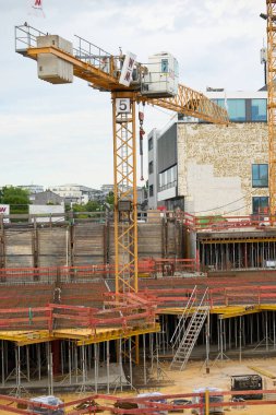 Stuttgart, Almanya 15 Haziran 2025. Wolf & Mller tarafından işletilen aktif inşaat alanı. İnşaat alanı vinçler, temel çukuru, inşaat demirleri, resmi işler ve inşaatın ilk aşamalarında kısmen beton duvarlar..