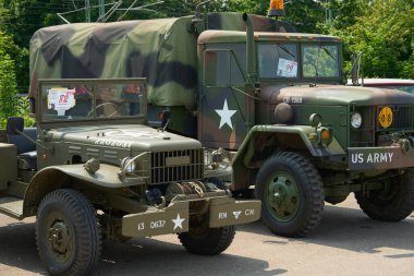Kirchheim unter Teck, Almanya 29 Haziran 2025. Amerikan askeri ekipmanları. Amerikan askeri kamyonu ve jipi. Eski arabaların sergisi.