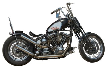 Beyaz arka planda Harley-Davidson motosikleti krom parçaları ve siyah detaylarıyla klasik Harley-Davidson motosikleti, temiz beyaz arka planda izole edilmiş..