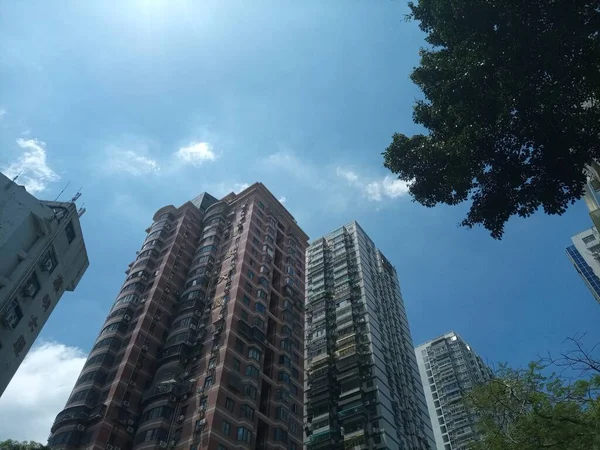 在蓝天的映衬下 高楼大厦令人惊奇 古色古香 — 图库照片