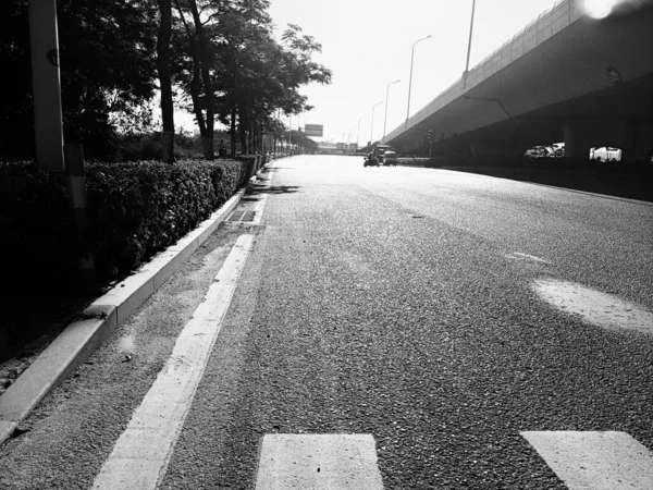 Siyah Beyaz Yüksek Karşıtlık Trafik Olmayan Yollar Gece Köprüsü Altında — Stok fotoğraf