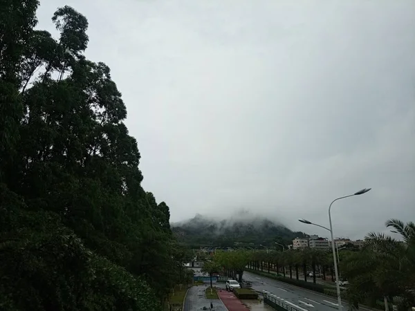 Nubes Cubriendo Montañas Alrededor Árboles Verdes Pais Urbano Paisaje Hermoso — Foto de Stock