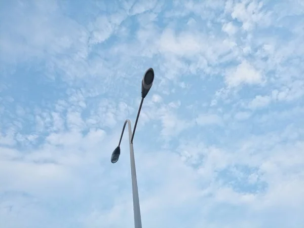 Réverbère Moderne Polonais Éclairage Diurne Perçage Contre Ciel Bleu — Photo