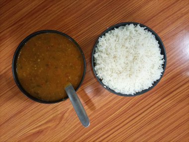 Geleneksel Hint Dal Tadka ve Buharda Beyaz Pirinç Manzarası