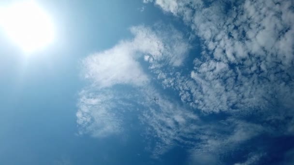 Bellezza Del Volo Volando Attraverso Nuvole Mezzo Sole — Video Stock