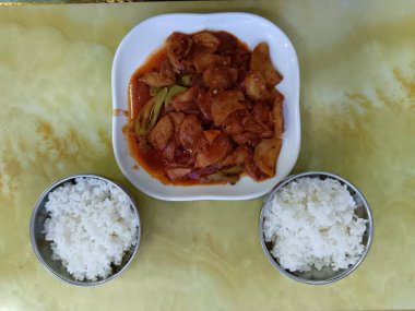 Bulutlu Kış Gökyüzüne Karşı Simetrik Çıplak Ağaç Dalları