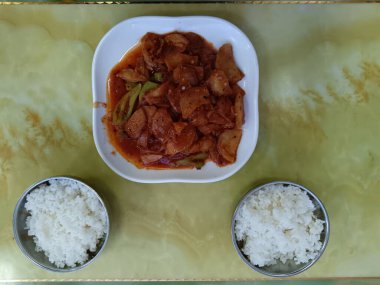 Simetrik Asyalı Patates Düz Yatağı Kızartma ve Buharda Pişmiş Pirinç Kaseleri