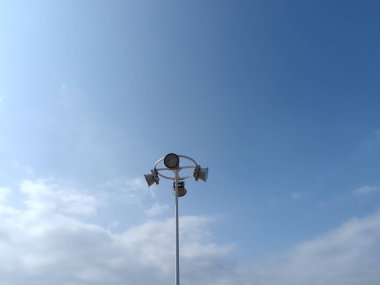 Açık Hava Açık Mavi Gökyüzüne Karşı Kamu Alanı Işıklandırma Kutbu