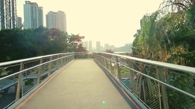 Sırt çantasıyla Köprüde Çapraz Koşan Modern Bireyler - Güneşli Gün - Şehir Hayatı