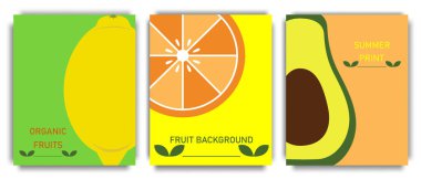 Meyveli minimalist posterler. Renkli meyve kapakları, şablonlar, posterler, broşürler, afişler, afişler. Parlak yaz posterleri. Parlak tropikal arka planlar.