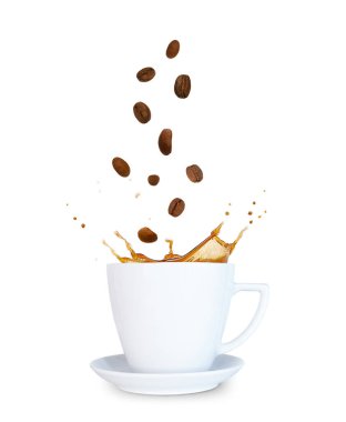Beyaz bir fincanda beyaz bir fincanda hazır kahve ve havada uçuşan kahve taneleri.