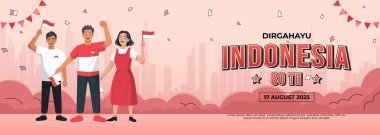 Endonezya 'nın Bağımsızlık Günü' nü coşkuyla kutlayan, bayrak ve afişleri festival atmosferinde sunan üç mutlu kişinin tasviri.