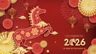 Canlı kırmızı ve altın rengi Çin Yeni Yılı sahnesi dekoratif bir at, çiçek motifleri, asılı fenerler ve kağıt yelpaze içeriyor. At Yılı 'nı kutluyor, şans, refah ve aile sevincini iletiyor..