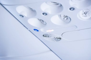 Bir uçağın havalandırma panelinin görüntüsü, üzerinde sigara içilmeyen bir uçak kabini.