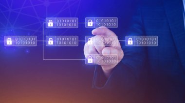 İşadamı şifreli bloklar zinciri ile sanal ekrana dokunarak çevrimiçi ödemeler ve para transferi için şifreli bloklar ve bitcoin kullanıyor..