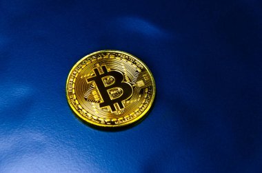 Koyu arkaplanda altın Bitcoin sikkeler, elektronik sanal para ve kripto para kavramının sembolü. Para şifreli para birimi bitcoin kavramı..