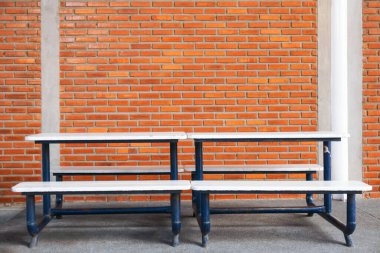 Modern binadaki tuğla duvar bloklarının önünde dur.