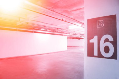 Park yeraltı otoparkında, otopark numarası B-16.