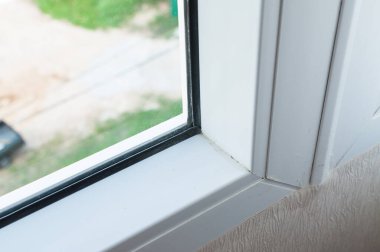 Oda duvarının köşesinde cam var.