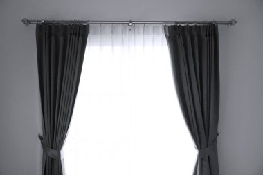 Pencerenin iç dekorasyonu, penceresi ve perdesi olan boş bir oda