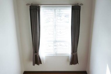 Pencerenin iç dekorasyonu, penceresi ve perdesi olan boş bir oda