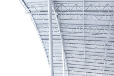 İnşaat alanında büyük çelik yapı kirişi, çatı iskeleti ve metal levha