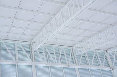 İnşaat alanında büyük çelik yapı kirişi, çatı iskeleti ve metal levha