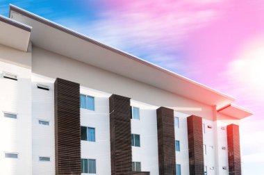 Mavi gökyüzü üzerinde yeni apartman, Düşük Açı Mimari Modern Dış Görünüm