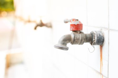 Okulda eski paslı su musluğu, Açık ve Su Damlalarına Eski Su Musluğu