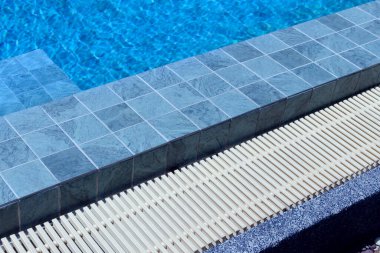 Açık yüzme havuzu merdivenleri, temiz su yüzeyi arka planı, hiç kimse, su altı deseni, ızgara kiremitli mavi arka plan, yaz arkaplanı..