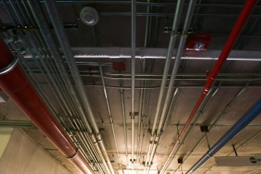 Düz levhanın altına kurulmuş hijyenik sistem boruları ve elektrik kabloları binanın beton yapısını güçlendirdi. Yeraltı otoparkındaki havalandırma boruları.