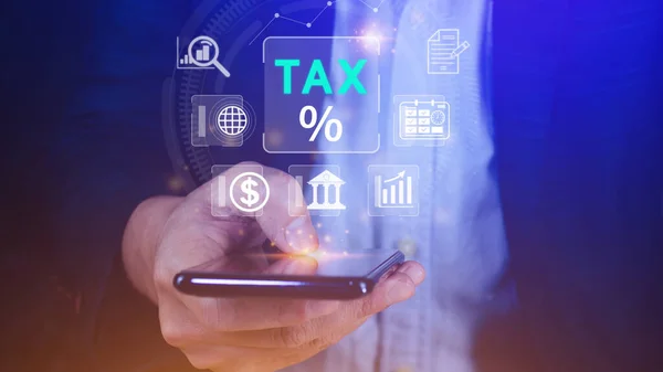 企业使用智能手机在网上填写个人所得税报税表以支付税款 数据分析 文书工作 财务研究 计算报税表 — 图库照片
