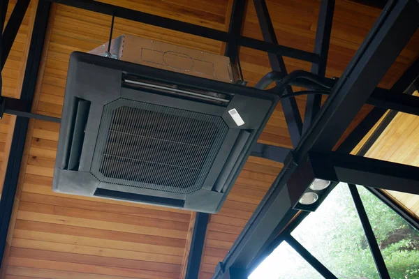 Grote Moderne Vierkante Zwarte Airconditioner Bevestigd Aan Zwart Stalen Frame — Stockfoto