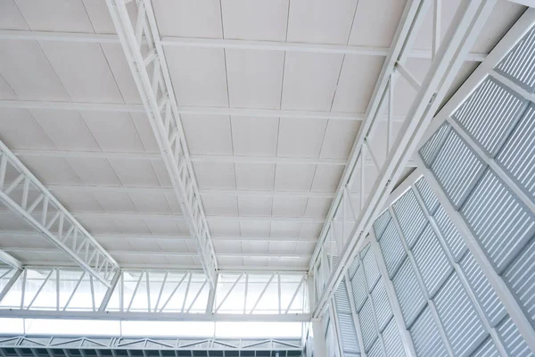 İnşaat alanında büyük çelik yapı kirişi, çatı iskeleti ve metal levha