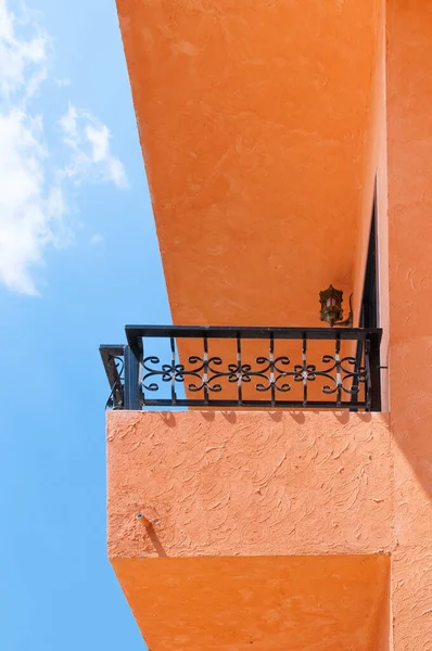 Nowoczesne Mieszkanie Balkon Balkony Pomarańczowy Hotel Tle Nieba — Zdjęcie stockowe