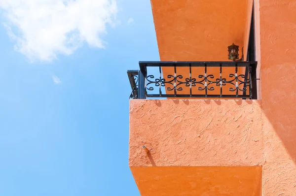 Nowoczesne Mieszkanie Balkon Balkony Pomarańczowy Hotel Tle Nieba — Zdjęcie stockowe