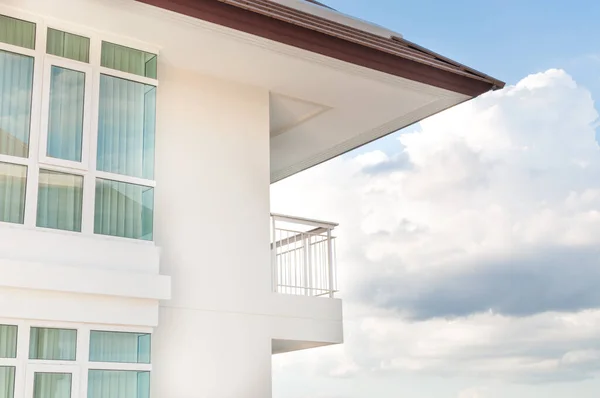 Modern Appartement Balkon Blauwe Hemel Achtergrond — Stockfoto
