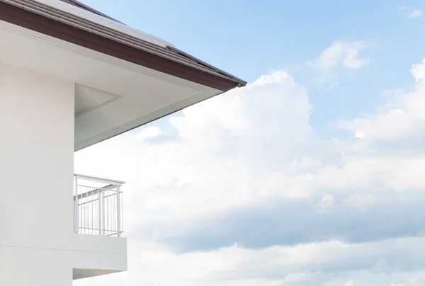 Mavi Gökyüzü Arka Planında Modern Apartman Balkonu — Stok fotoğraf