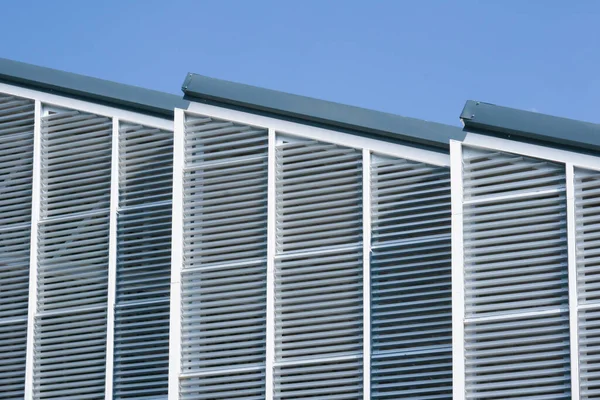 Moderne Bouwstructuur Stalen Dak Aluminium Habitat Verticale Streep — Stockfoto