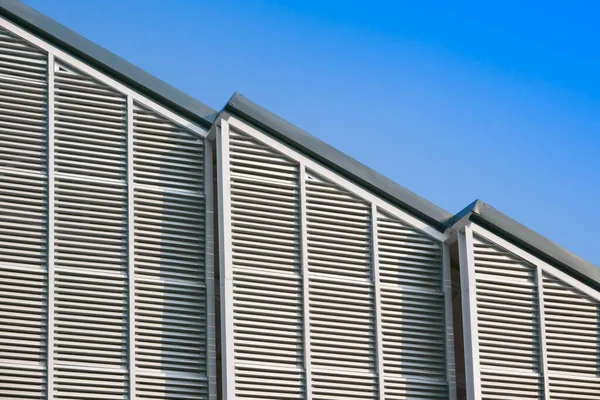 Moderne Baustruktur Und Stahldach Der Aluminium Habitat Vertikalstreifen — Stockfoto