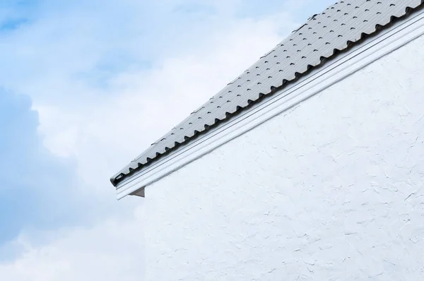 Dachüberhänge Und Weiße Wand Auf Blauem Himmelshintergrund Minimale Alte Geometrische — Stockfoto