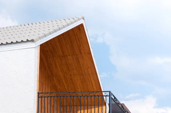 Holzgiebeldach Mit Blauem Himmel Dreiecke Dach Haus Himmel Hintergrund — Stockfoto