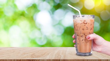 Soyut, bulanık yeşil bokeh arka planda, buzlu kahve, buzlu kahve.