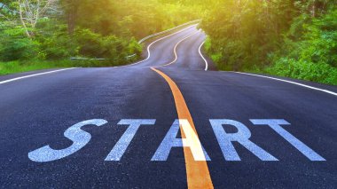 İş planlama stratejileri ve zorlukları veya kariyer yolu fırsatları ve değişim, başarı yolu kavramı için otoyol konsepti üzerinde başlangıç çizgisi, sokak üzerine kelime başlatma