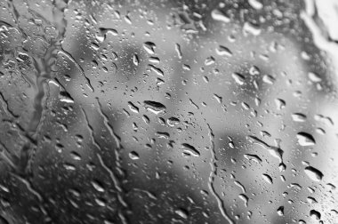 Cam dokusuna su damlaları soyut siyah arkaplan, seçici odak