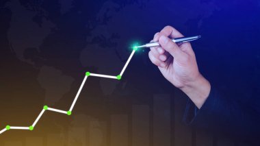 İş adamı büyüme eğrisi çiziyor, büyüme tahmini çizelgesi, iş başarısı konsepti. El çizimi, artan karı temsil eden bir grafik.