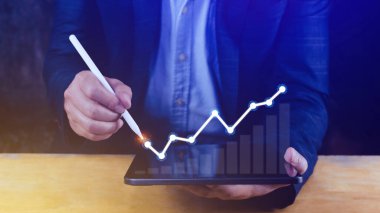 İş adamı büyüme eğrisi çiziyor, büyüme tahmini çizelgesi, iş başarısı konsepti. El çizimi, artan karı temsil eden bir grafik.