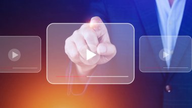 İşadamı elleri internet üzerinden yayın yapmak için, İnternet 'te video izlemek için, canlı konser, program veya özel ders için, içerik çevrimiçi.